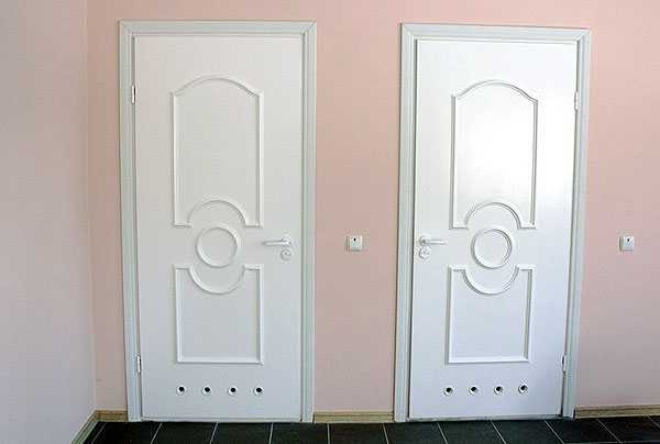 Двери для туалета и ванной (64 фото): пластиковые, стеклянные и влагостойкие модели в ванную комнату, установка конструкций в срезанный угол санузла по размерам