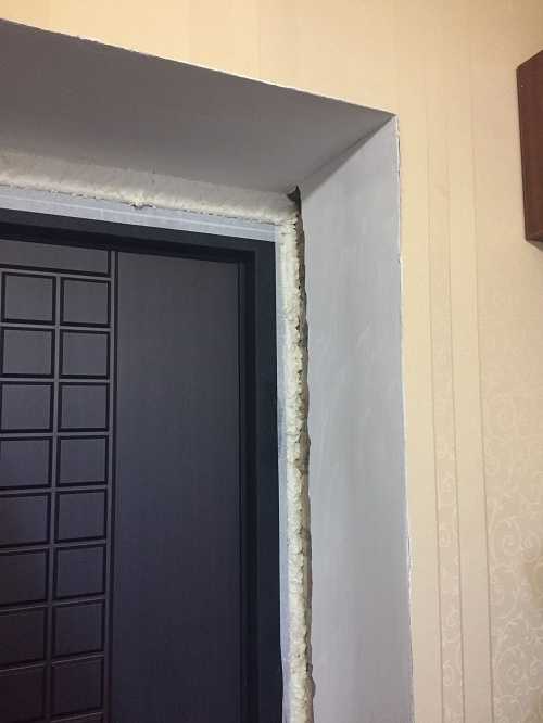 Откосы для входных дверей – это важный завершающий процесс установки двери. Как лучше отделать откосы и какие материалы нужно использовать для этого   Отделка изнутри из панелей МДФ и ламината после установки входной двери.