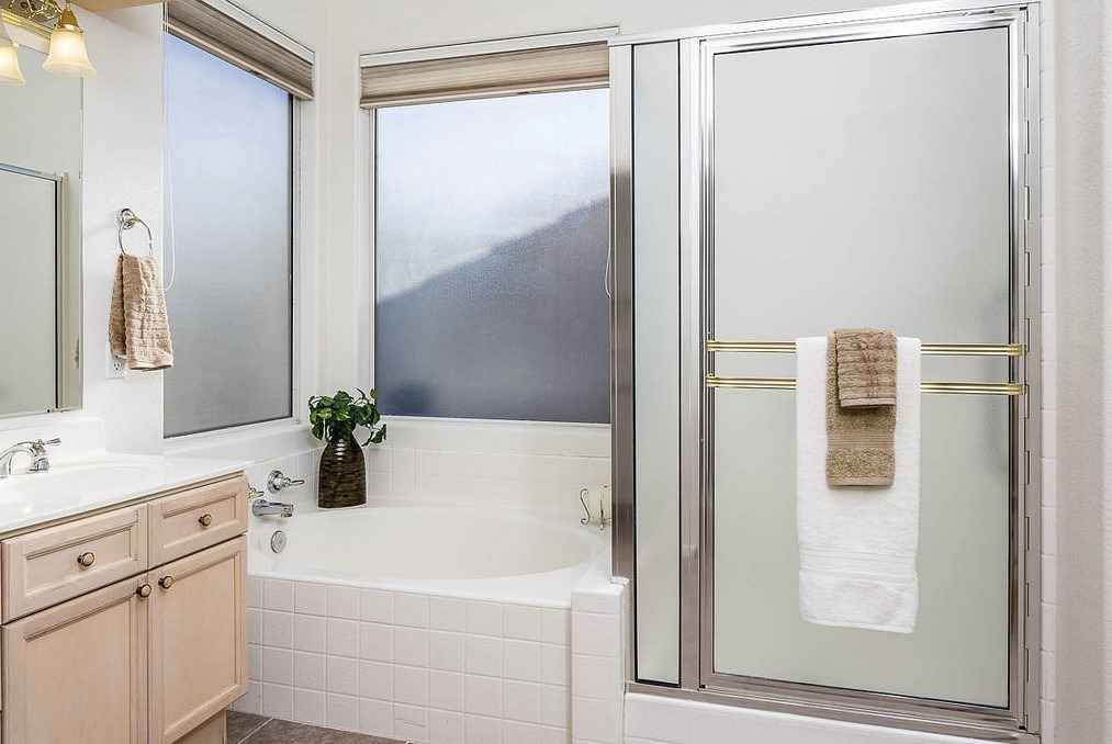 Двери для туалета и ванной – не только необходимость, но и отличный способ сделать свой дом стильным и уютным. Как оформить дизайн с различными цветами дверей Как выбрать пластиковые и стеклянные влагостойкие модели в ванную комнату
