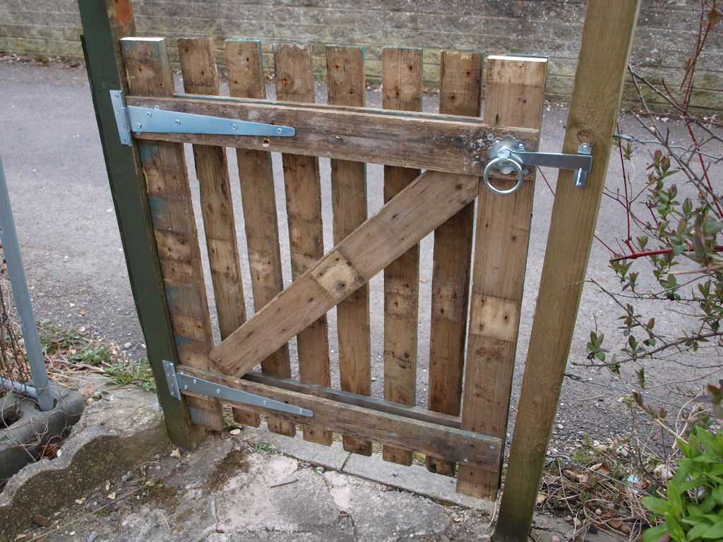 Ворота из дерева и металла под старину: видео-инструкция как сделать распашную конструкцию своими руками, фото и цена